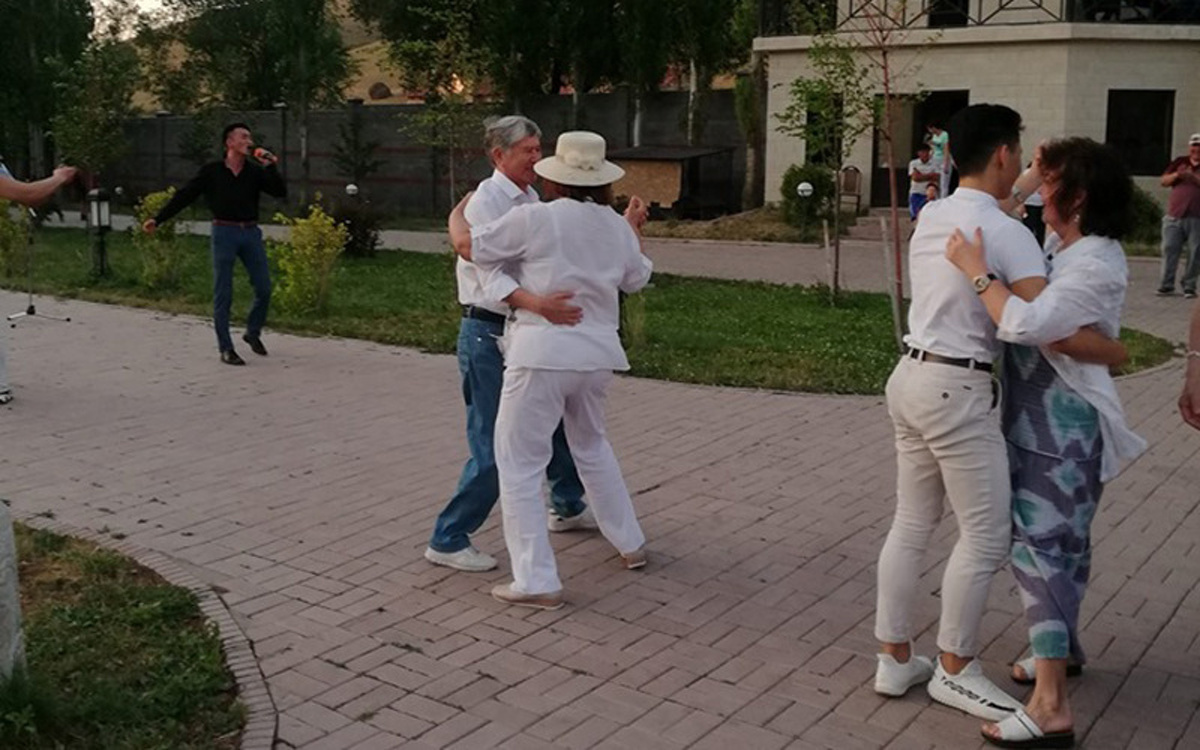 Танцующий Атамбаев в Кой-Таше — Today.kg