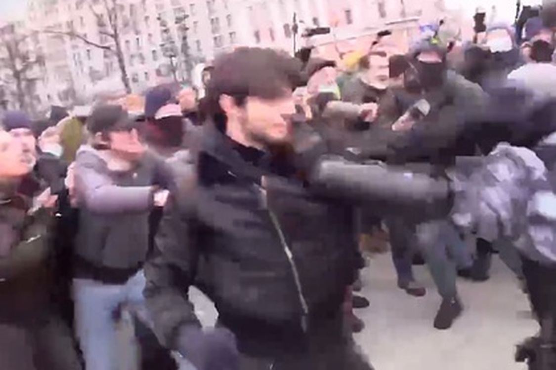 Подравшийся с ОМОН на митинге в Москве чеченец пытался сбежать в Латвию — Today.kg