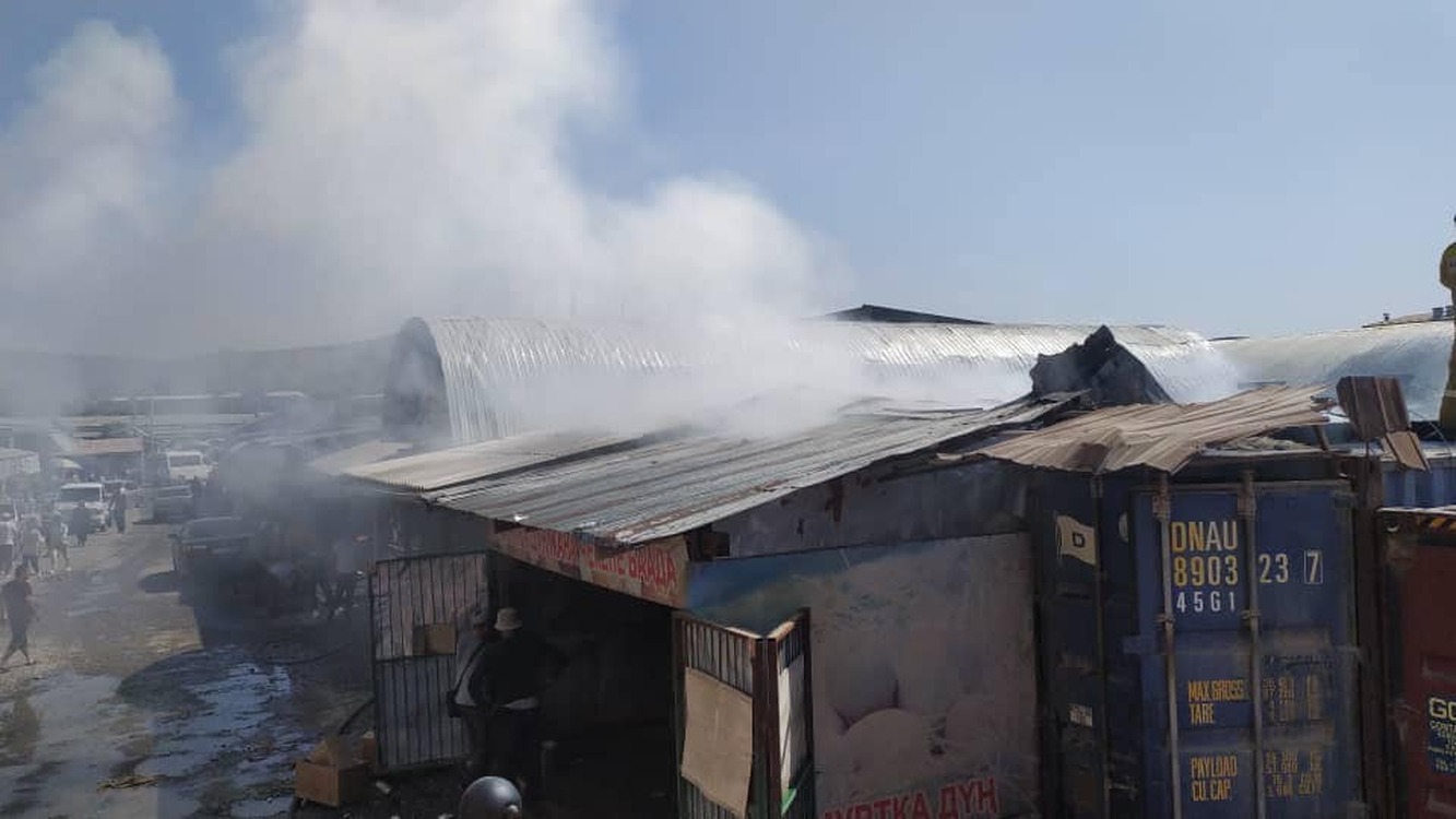 В Джалал-Абаде на рынке сгорел продуктовый контейнер — Today.kg
