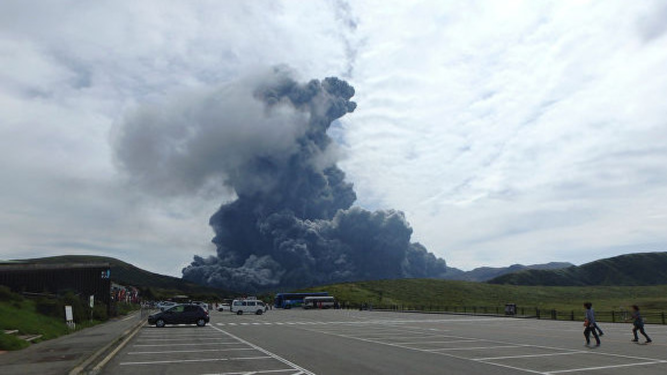 В Японии вулкан выбросил столб пепла на высоту 600 метров — Today.kg