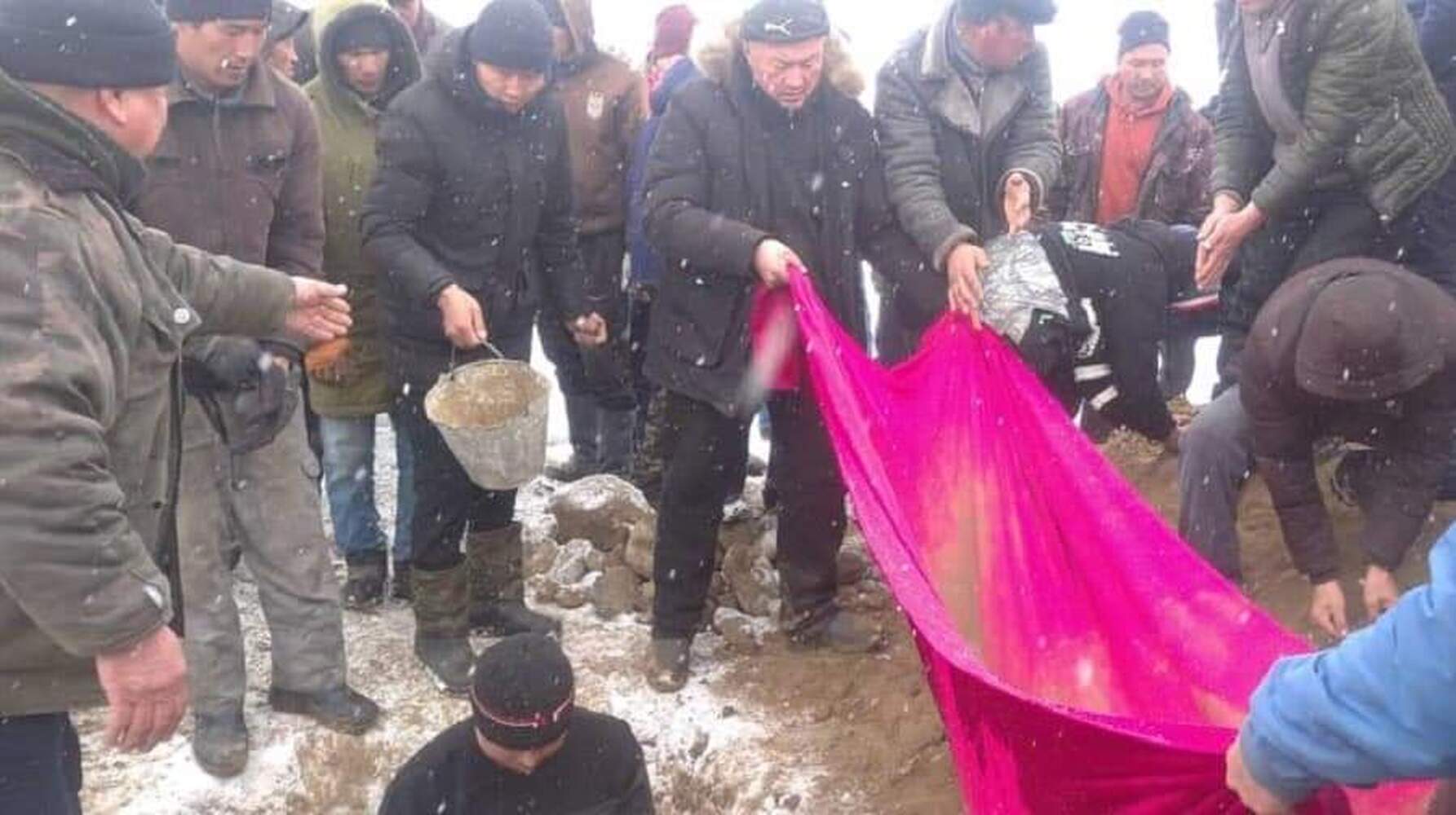 В Токтогуле похоронили кыргызстанку, погибшую во время землетрясения в Турции — Today.kg