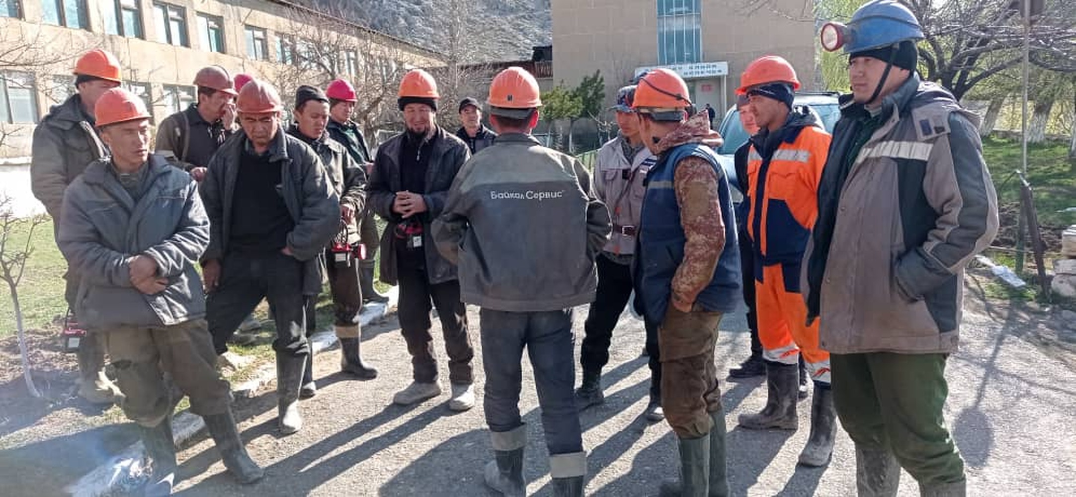 Работники Хайдарканского комбината вышли на забастовку — Today.kg