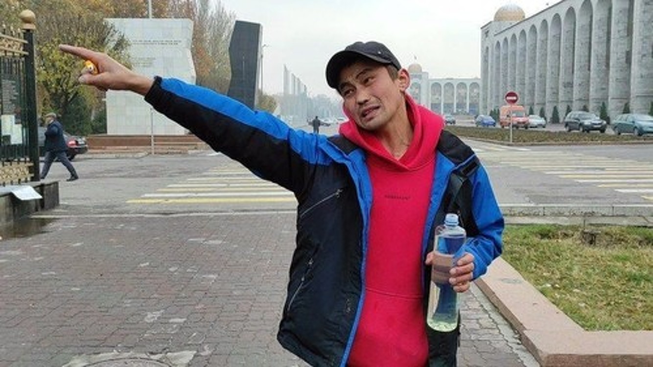 В центре Бишкека мужчина обещал сжечь себя, если не отремонтируют Белый дом — Today.kg