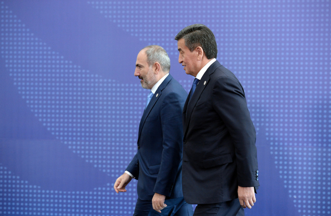 Премьер Армении сообщил, что подписал много документов в Бишкеке. И выложил фото подписей — Today.kg