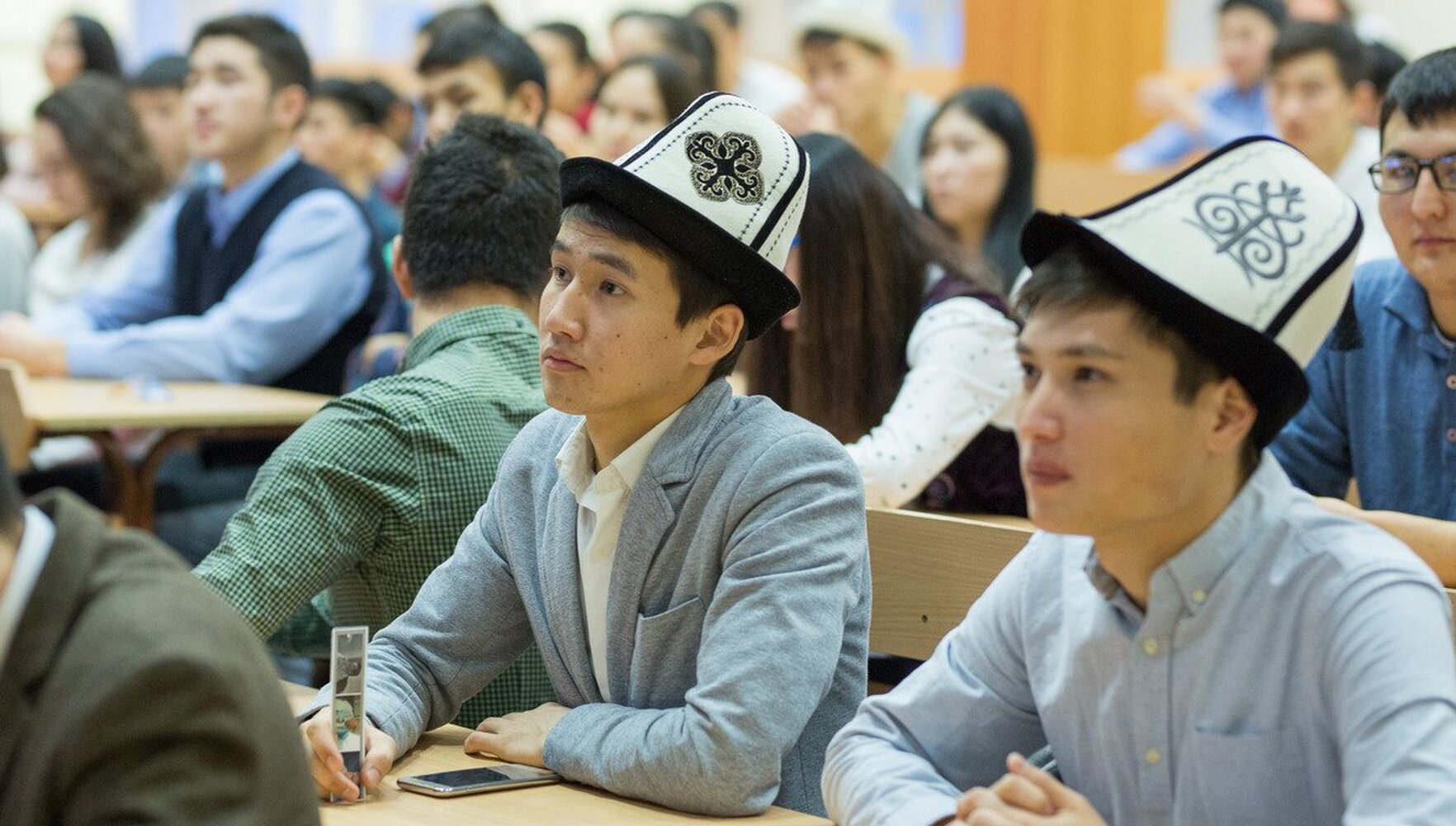 Самозанятые киргизы. Студенты Кыргызстана. Образование в Киргизии. Студенты киргизы. Студенты вузы Кыргызстана.