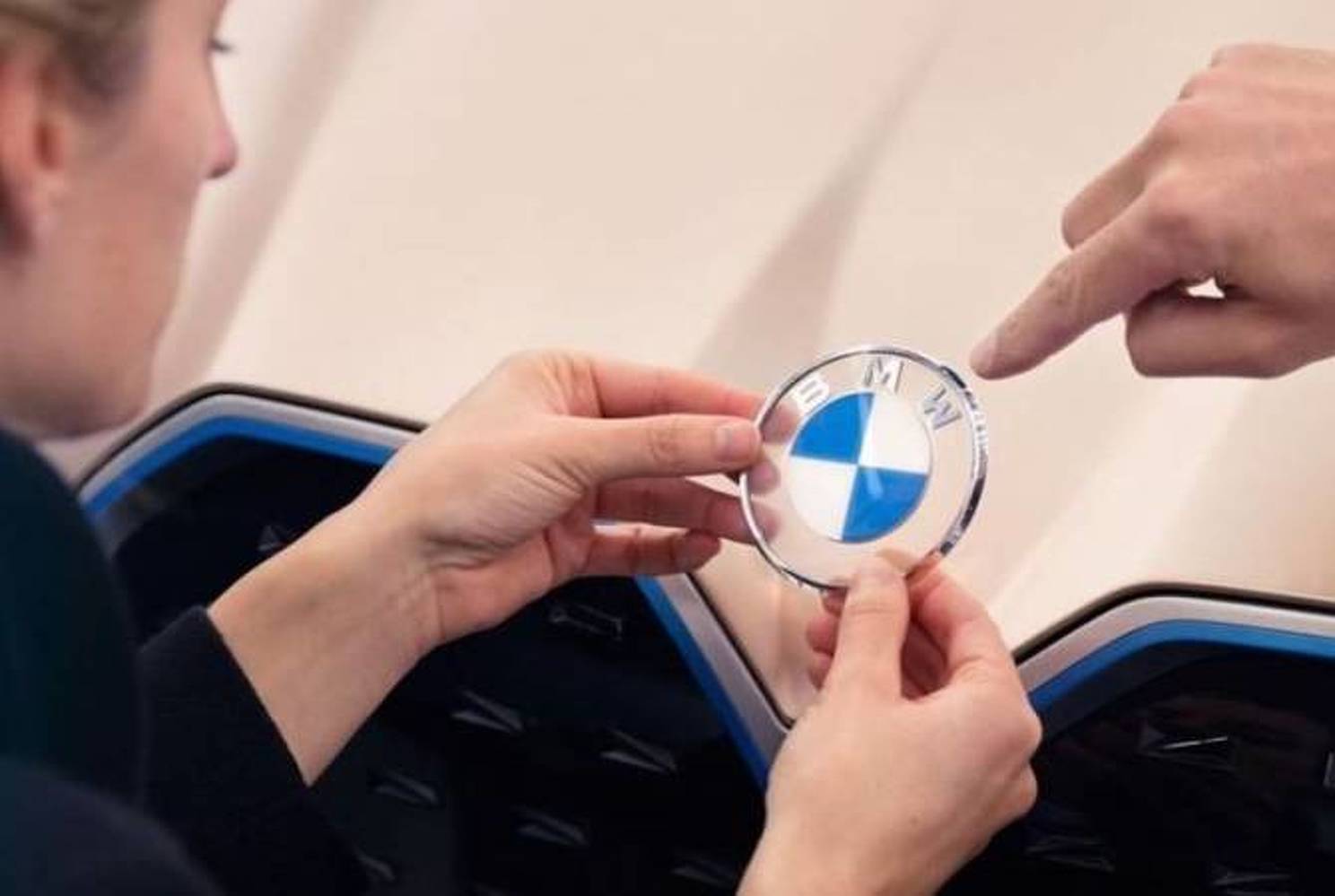 BMW представила новую эмблему — Today.kg
