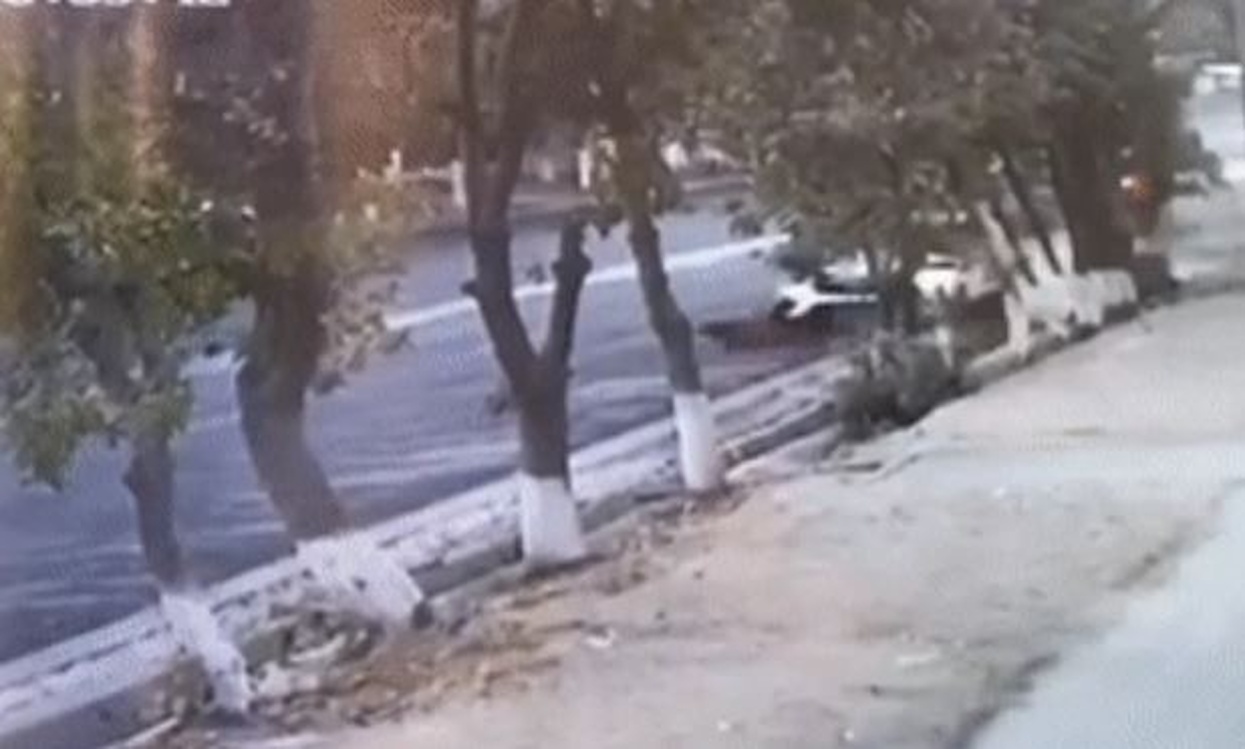 Автомобиль насмерть сбил людей на остановке в Таразе (видео) — Today.kg