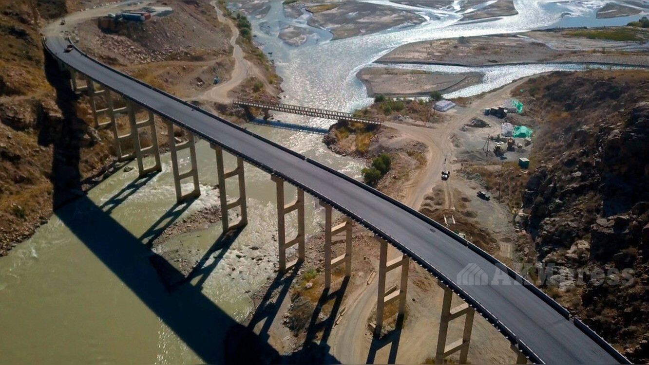 Одним видео: Эстакадный мост через реку Нарын уложили асфальтом — Today.kg