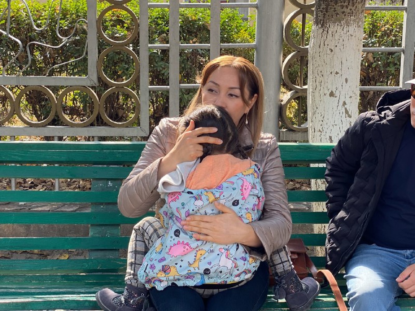 Кундуз Жолдубаева трогательно попрощалась с маленькой дочерью перед допросом в МВД (фото) — Today.kg