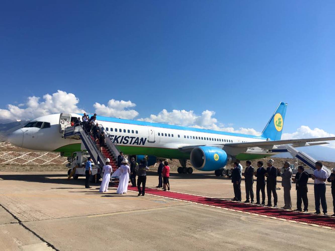 На Иссык-Куле приземлился первый за этот сезон самолет с туристами из Ташкента — Today.kg