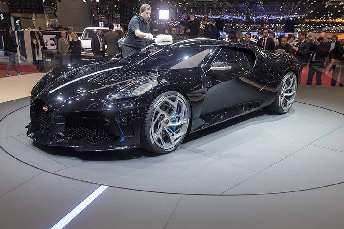 Bugatti la voiture noire Роналду