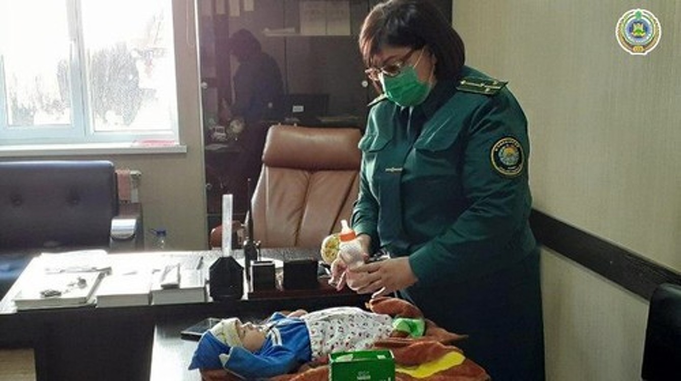 В Ташкенте пьяный мужчина оставил 2-месячного ребёнка на прилавке рынка — Today.kg