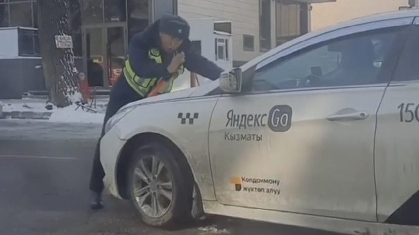 В Бишкек водитель Яндекс такси прокатил на капоте патрульного — Today.kg