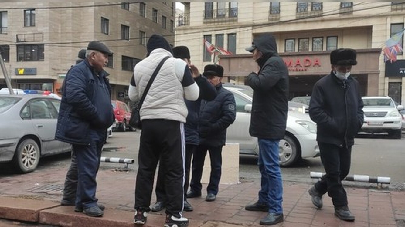 В Бишкеке митингуют дальнобойщики. Они требуют отставки главы Минтранса из-за проблем с транзитом грузов через Казахстан — Today.kg