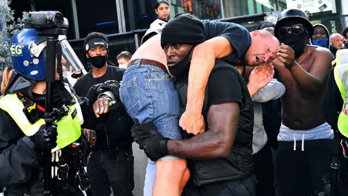 В Лондоне чернокожий протестующий на плечах вынес из толпы избитого белого мужчину. Фото — Today.kg