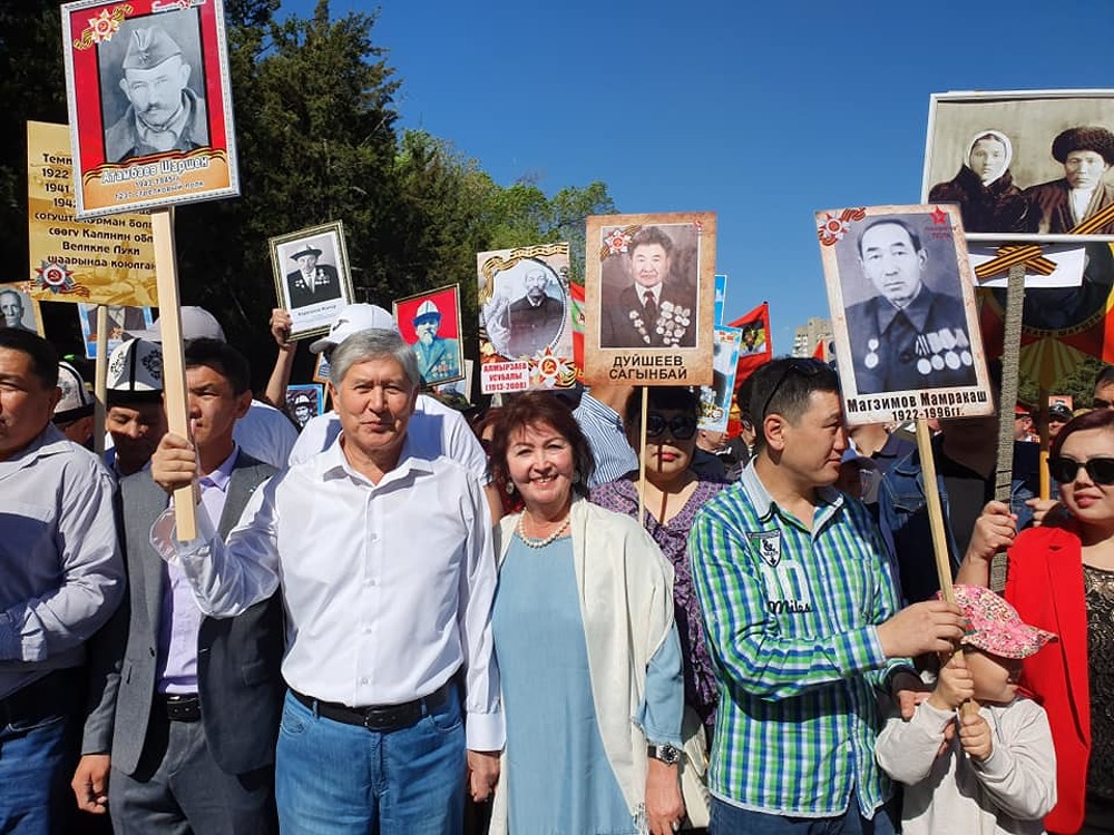 Экс-президент А.Атамбаев с семьей приняли участие в акции «Бессмертный полк» — Today.kg