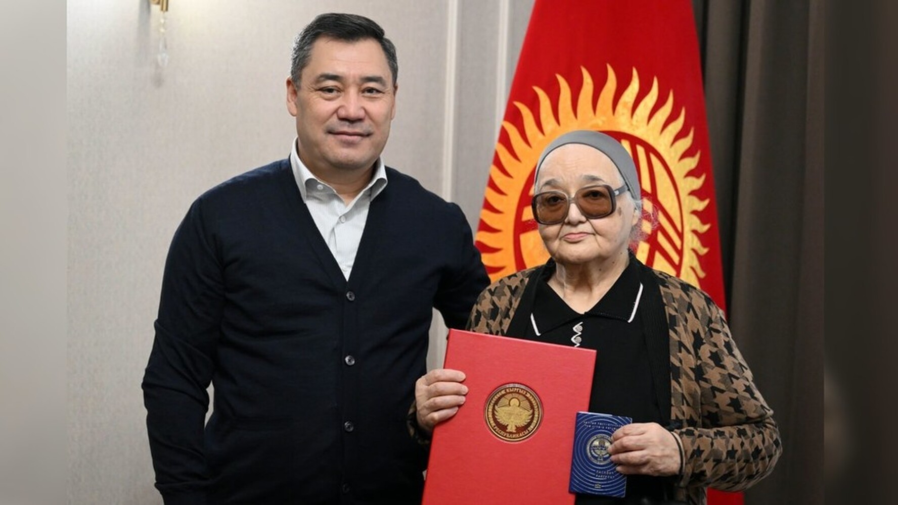 Дочери Исхака Раззакова вручили паспорт гражданки Кыргызстана и квартиру — Today.kg