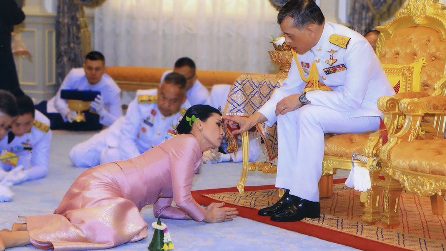 Король Таиланда самоизолировался в отеле Баварии с гаремом из 20 наложниц — Today.kg