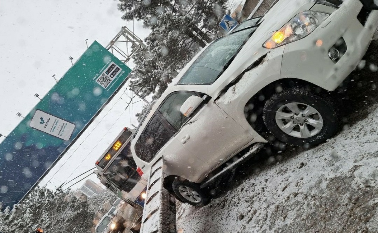 Снегоуборочная машина в Бишкеке повредила бок «Тойоты Прадо» — Today.kg
