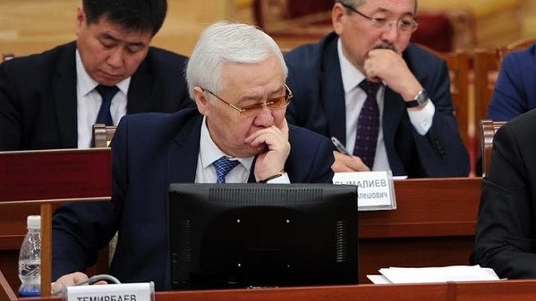 Представитель правительства в ЖК А.Темирбаев дважды получил замечание на заседании парламента — Today.kg