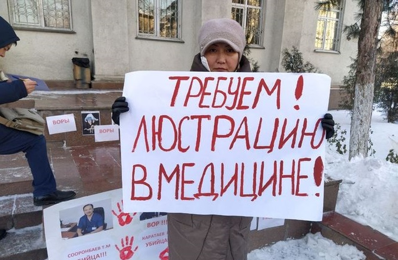 Родственники умерших от коронавируса вышли на митинг к зданию Минздрава — Today.kg