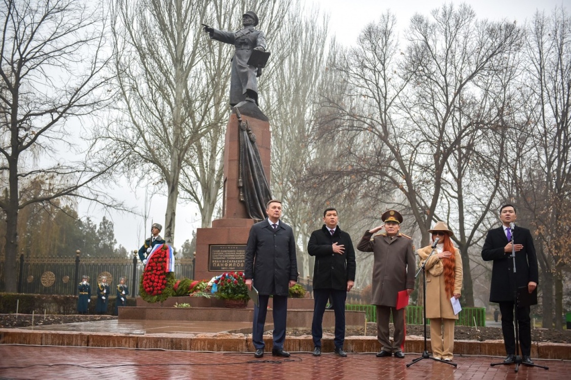 В Бишкеке обновлен памятник Герою Советского Союза  Ивану Панфилову — Today.kg