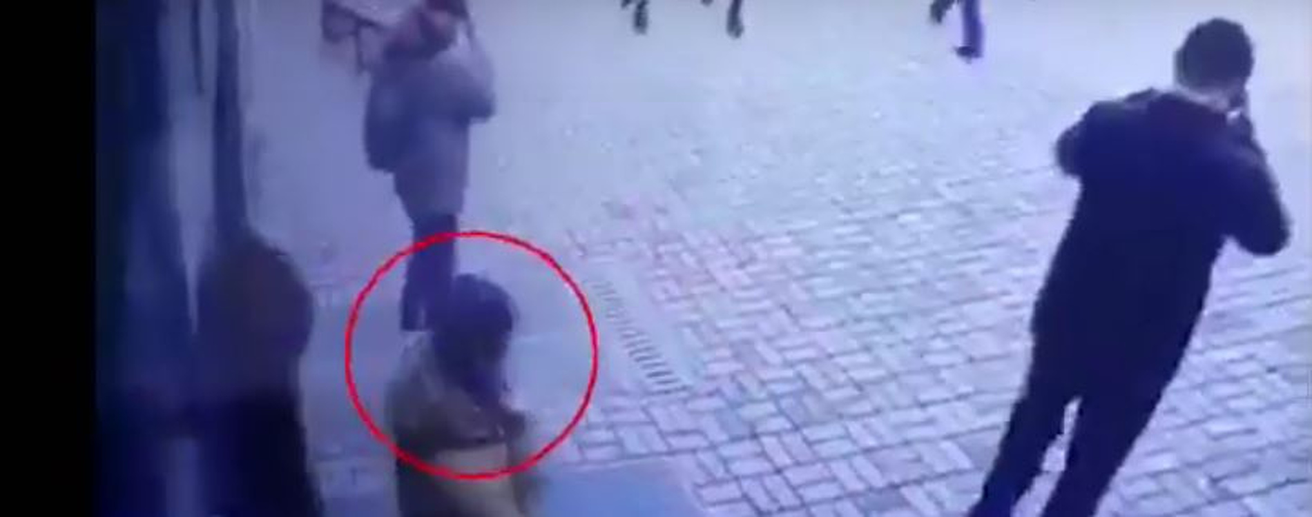 В Бишкеке парень выследил женщину, снимавшую деньги со счета, и ограбил ее возле подъезда — Today.kg