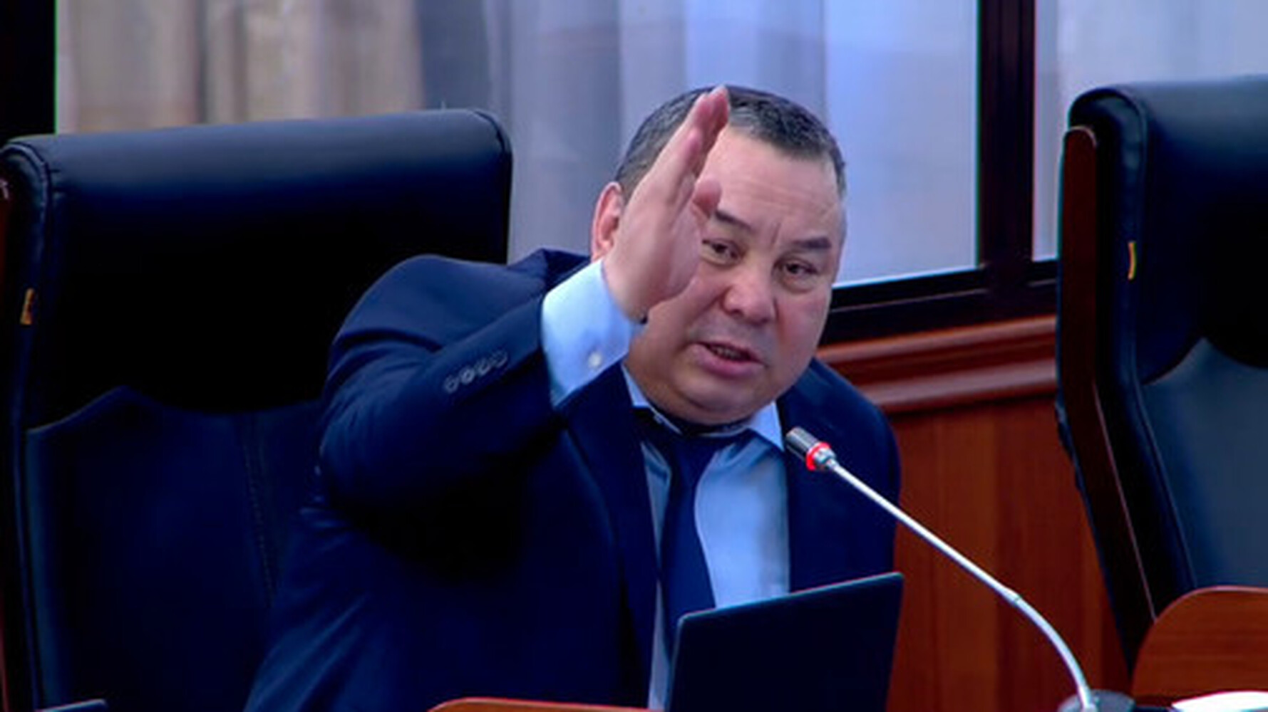 Это неуважение — Депутат Б.Тулобаев покинул зал заседания Жогорку Кенеша после снятия с голосования законопроекта из-за протеста двух депутатов  — Today.kg