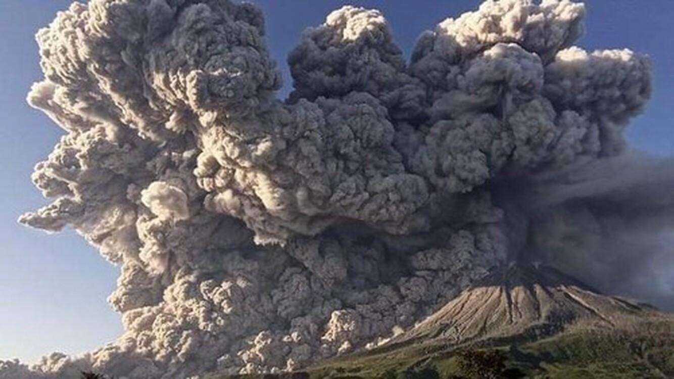 В Индонезии произошло извержение вулкана Синабунг (фото, видео) — Today.kg