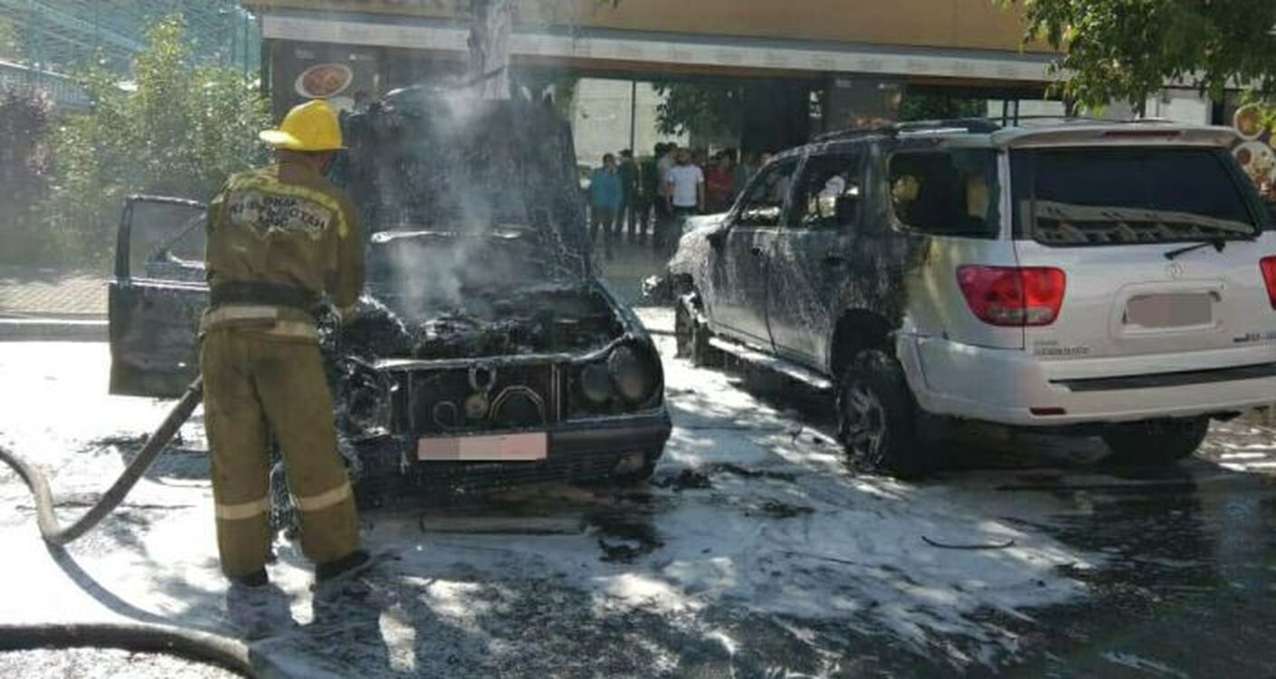 В центре Бишкека горел Mercedes, пламя перекинулось на внедорожник. Фото — Today.kg