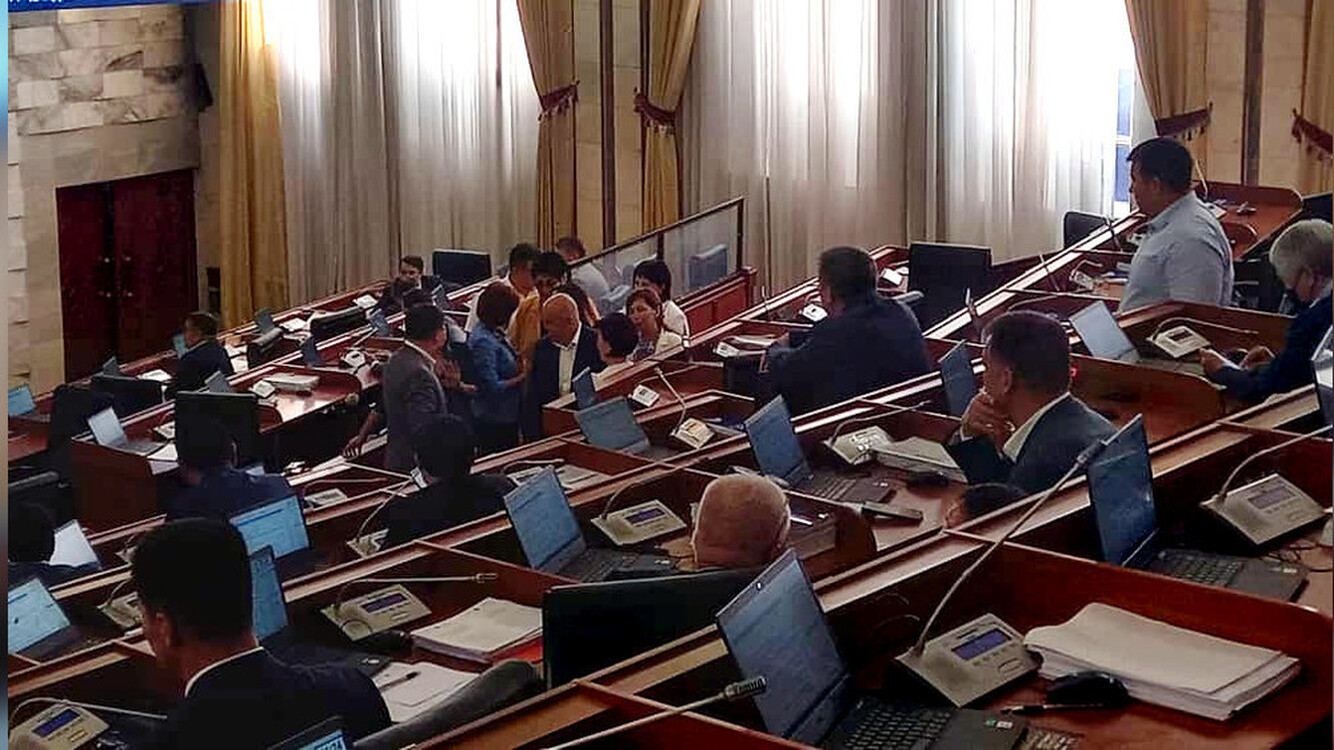 Во время обсуждения закона о выборах депутаты начали шуметь — Today.kg