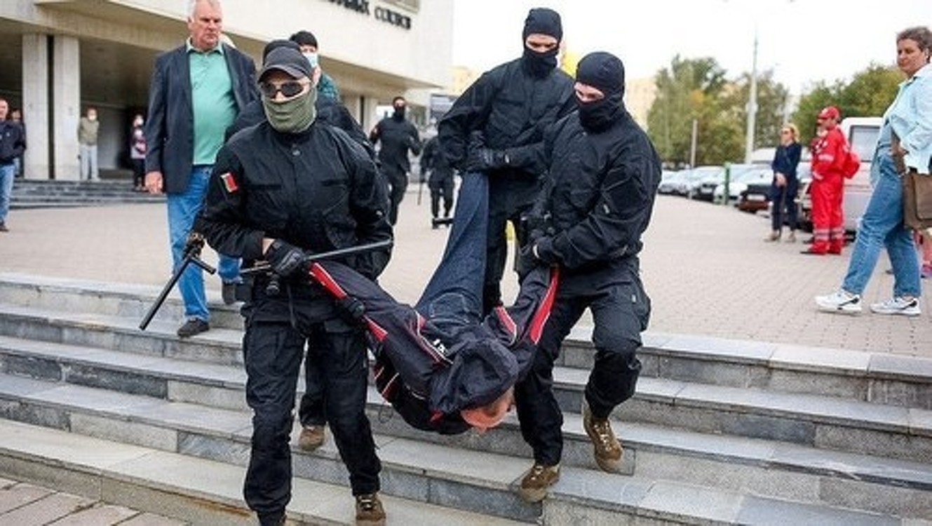 В Минске ОМОН задерживает протестующих — Today.kg