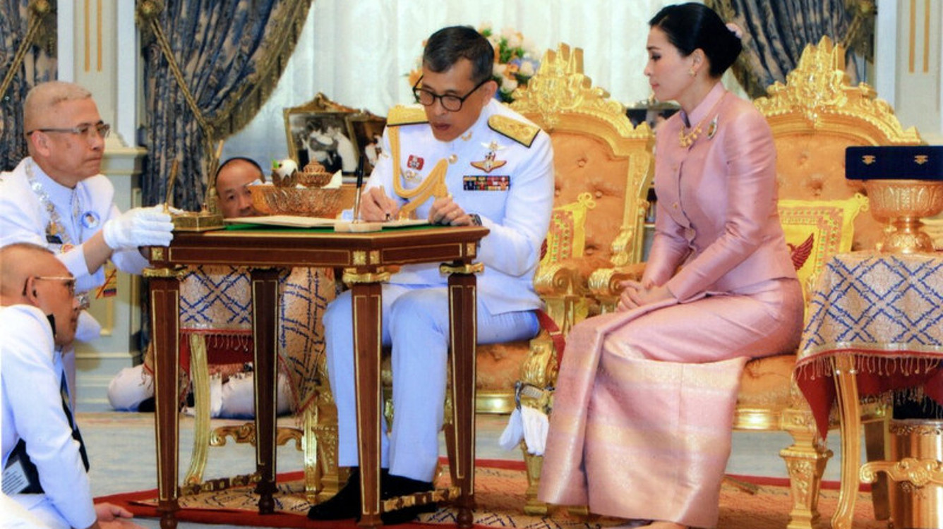 Король Таиланда женился на генерале — Today.kg