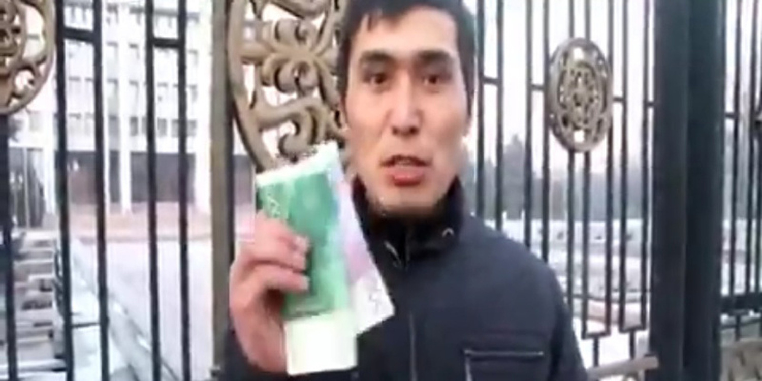 В Бишкеке парень плюнул в сторону Белого дома в знак протеста против чиновников — Today.kg