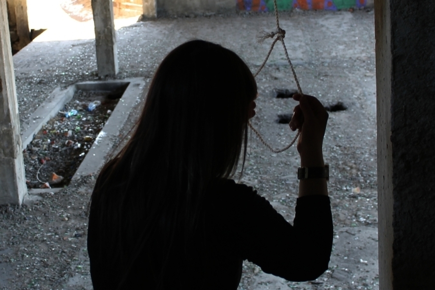 В Токмоке 14-летняя девушка забеременела после изнасилования взрослым мужчиной и пыталась совершить суицид — Today.kg