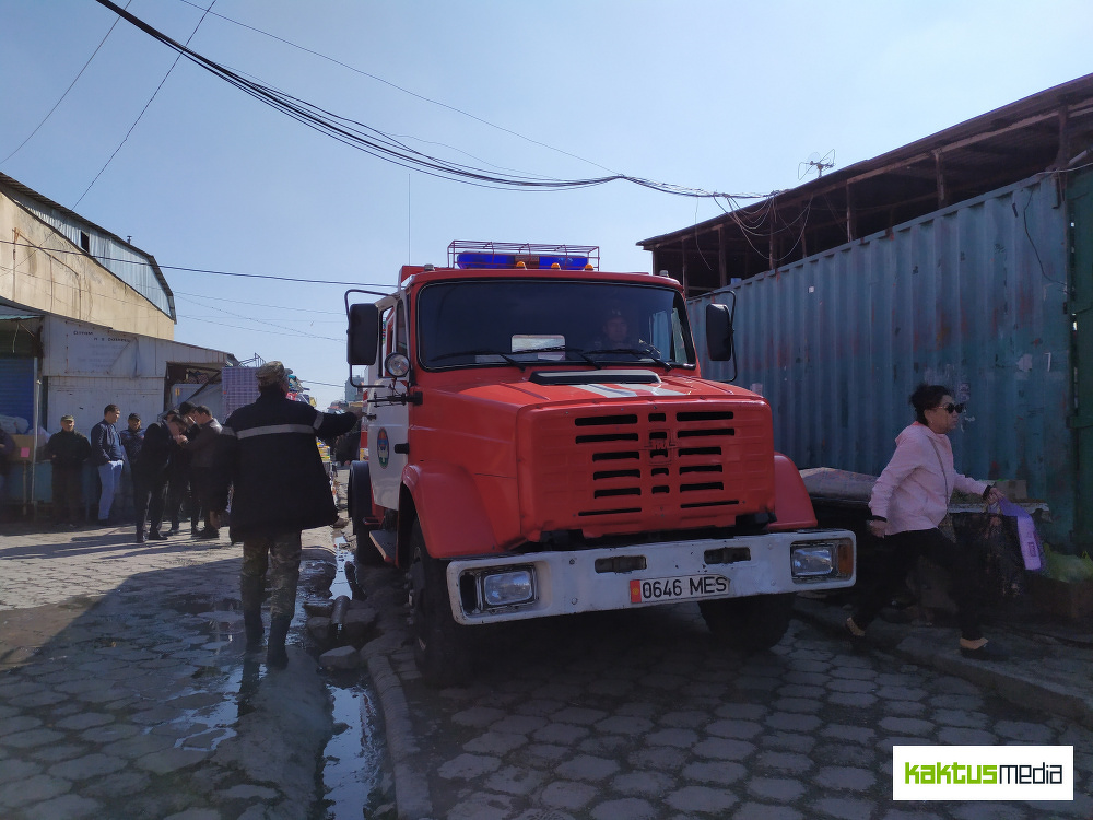 На Орто-Сайском рынке Бишкека пожарная машина с трудом проехала к месту возгорания. — Today.kg