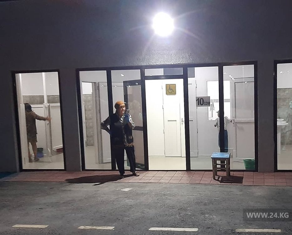 В Парке здоровья установили туалет с прозрачными стенами. Бишкекчане смущены — Today.kg