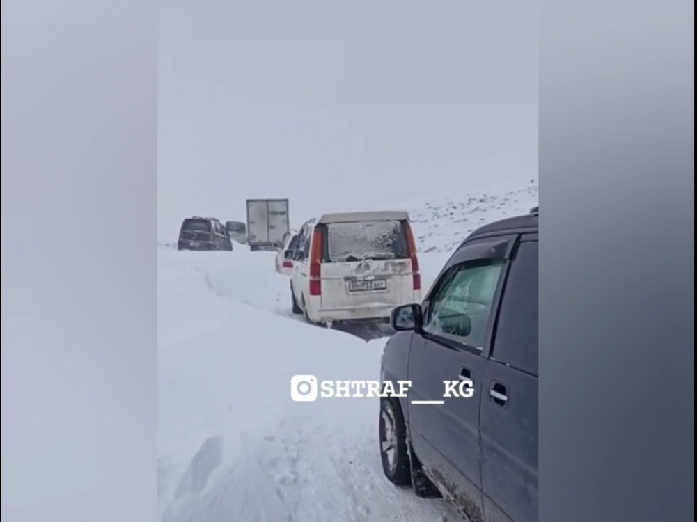Водители, застрявшие на трассе Бишкек-Ош, жалуются на бездействие служб — Today.kg