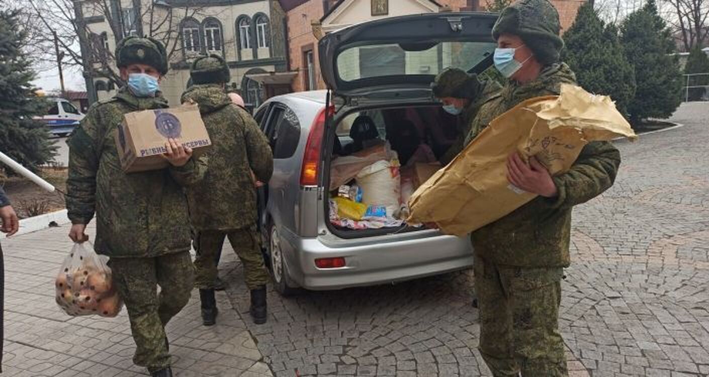 Военные авиабазы «Кант» передали помощь нуждающимся семьям — Today.kg