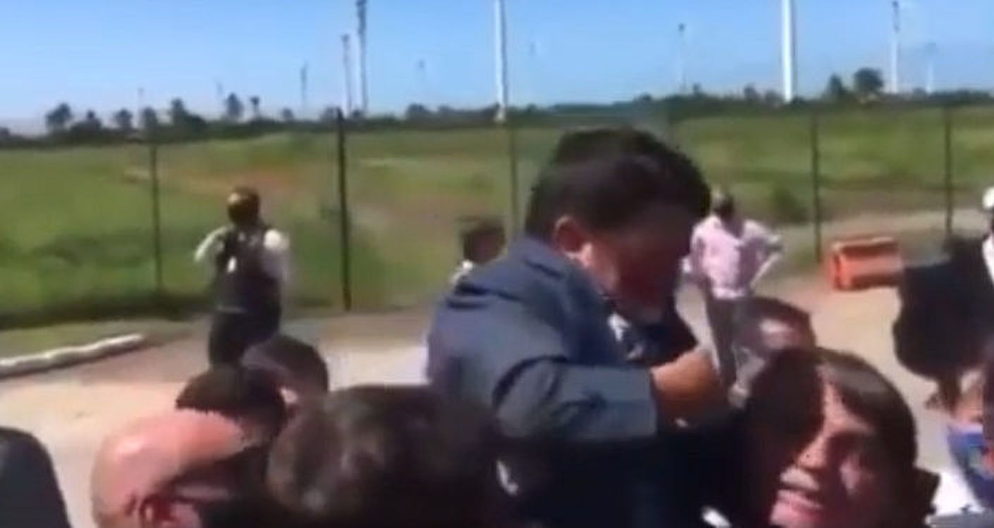 Президент Бразилии взял карлика на руки, перепутав его с ребенком. Видео — Today.kg