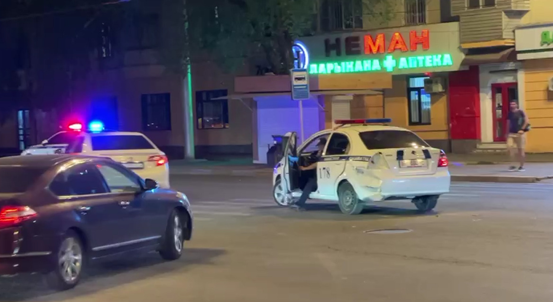 В Бишкеке Mazda врезалась в машину УПСМ, скрываясь от погони. Водитель сбежал — Today.kg