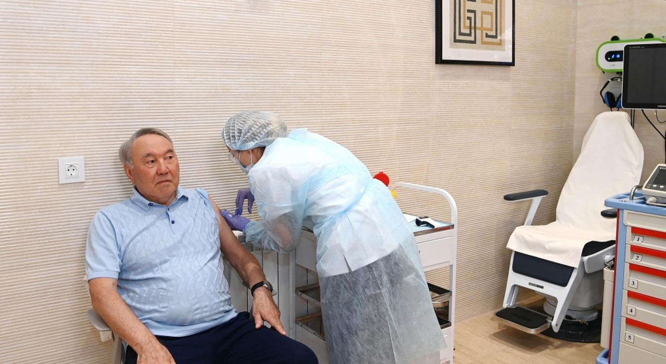Нурсултан Назарбаев вакцинировался Спутником V — Today.kg