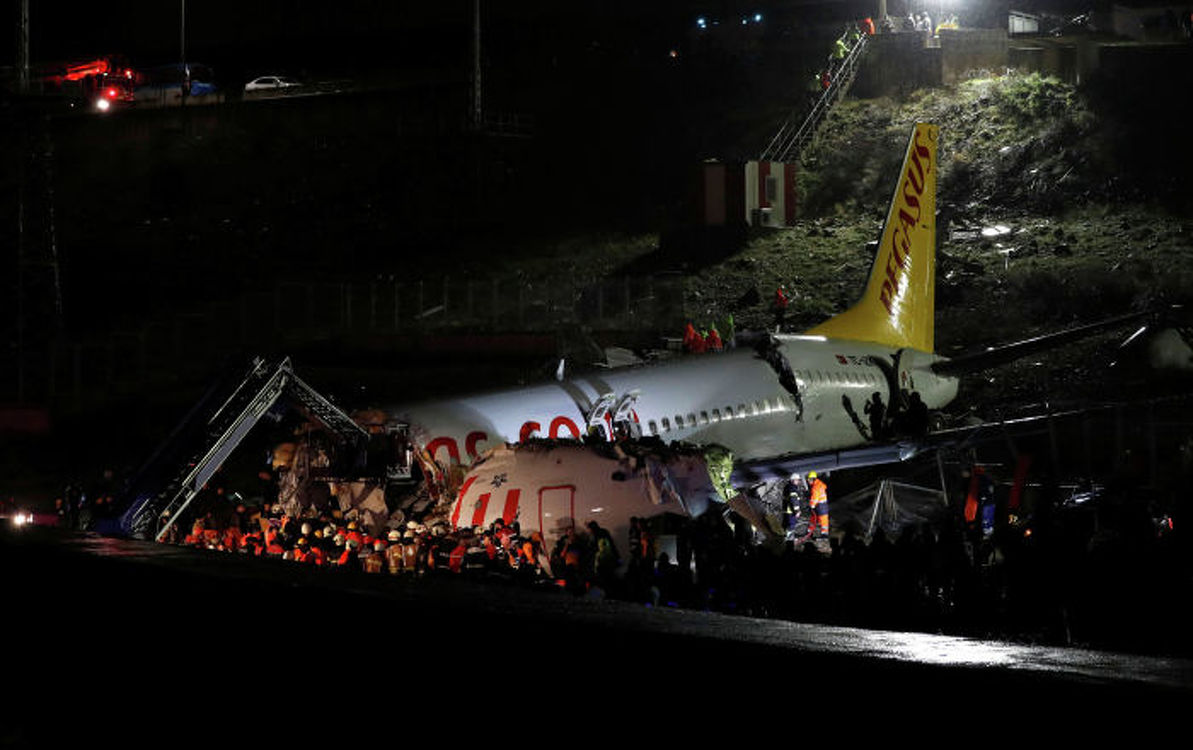 Погибли 3 человека — появилось видео жесткой посадки самолета в Стамбуле — Today.kg