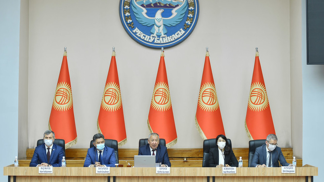 Премьер Боронов, его первый заместитель Баатырбеков и другие члены правительства принесли присягу на заседании ЖК — Today.kg