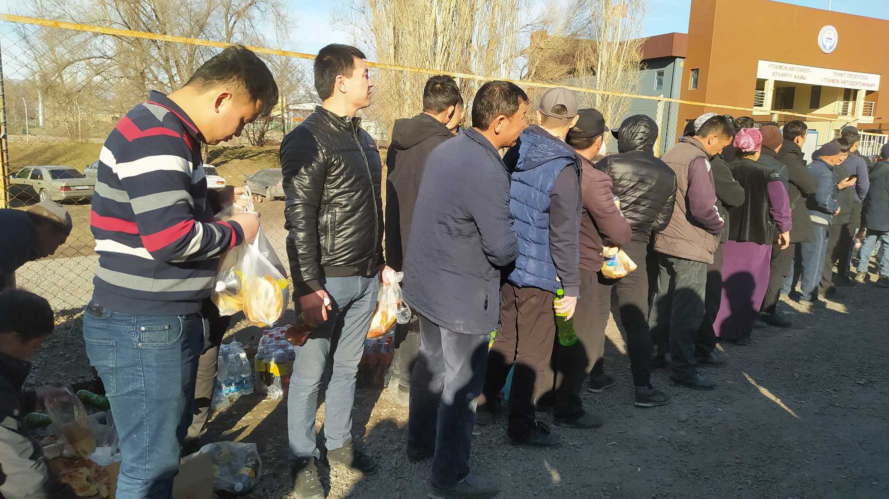 Как кыргызстанцы встречали казахских дунган, бежавших из-за погрома в Масанчи — Today.kg