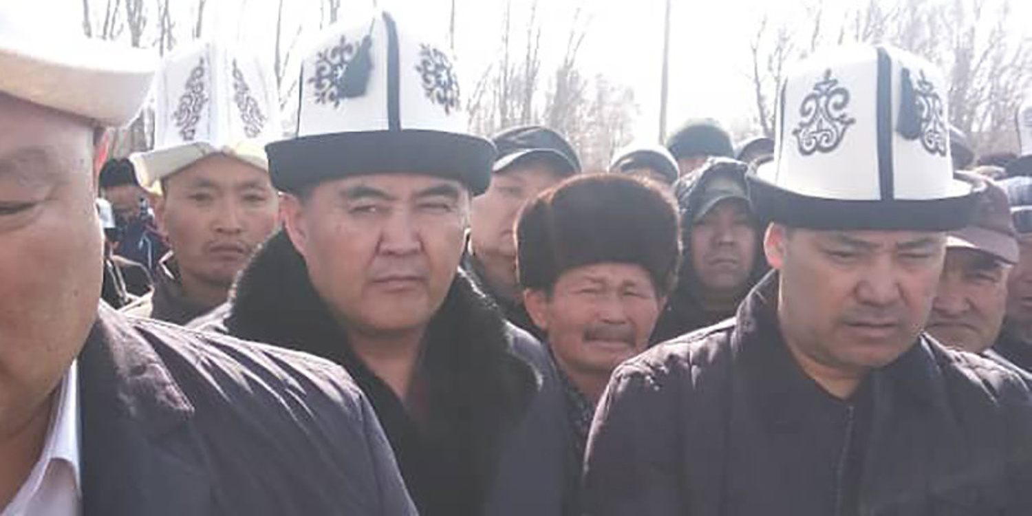 Фото - Заключенный политик Садыр Жапаров  участвует в похоронах матери на Иссык-Куле — Today.kg