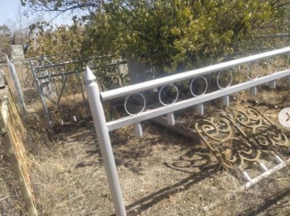 На кладбище в Оше неизвестные воруют железные оградки — Today.kg