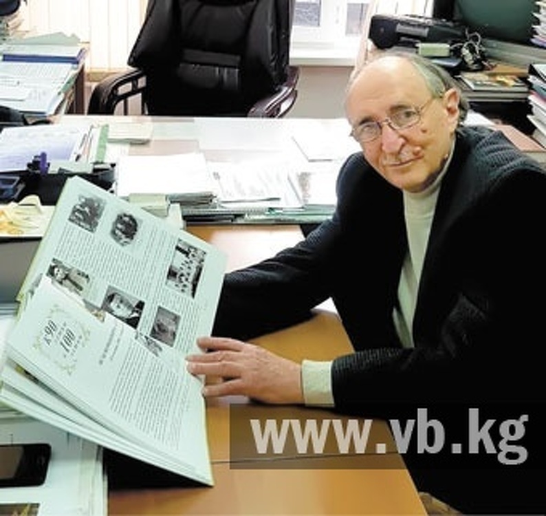 Автор стихов про Атамбаева выпустил свою книгу, которую посвятил КГМА — Today.kg