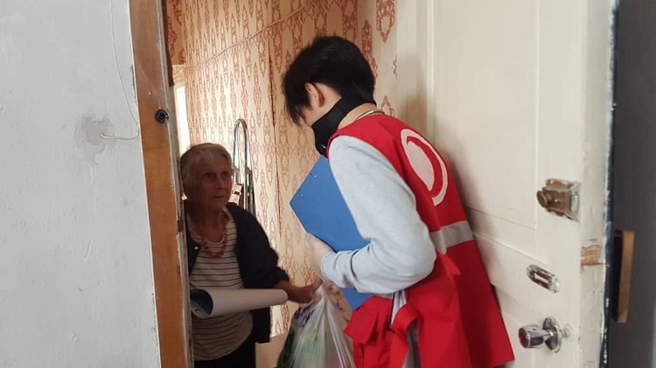 Красный Полумесяц Кыргызстана и волонтеры раздают продукты пожилым — Today.kg