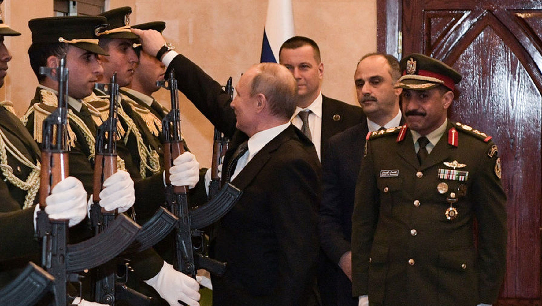 Путин поднял фуражку офицера палестинского почетного караула — Today.kg